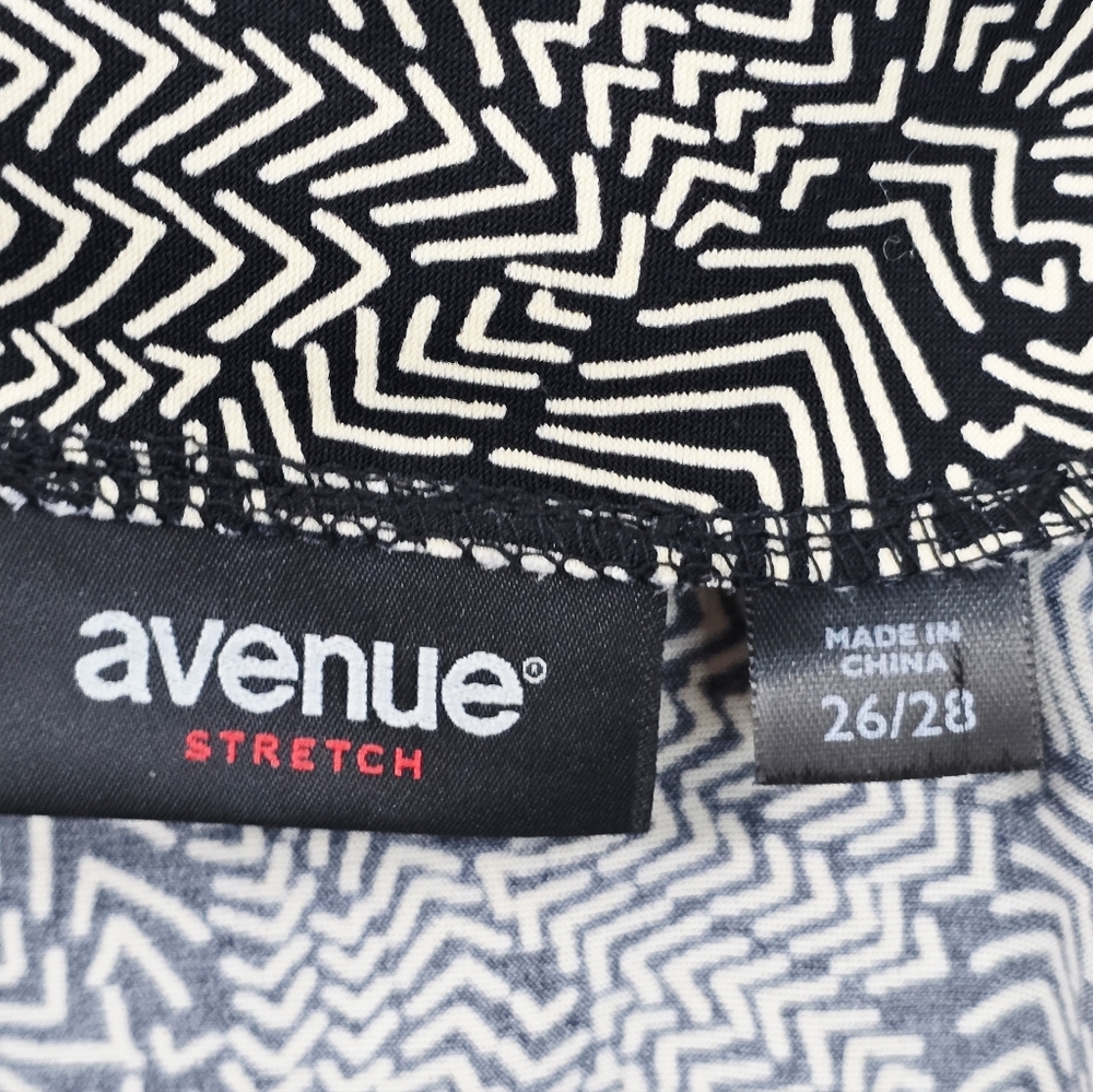 Avenue Plus Size Zigzag V-neck Tunic Blouse - Picture 7 of 8